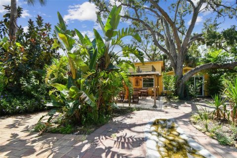 House in Tampa, Florida 8 bedrooms, 299.52 sq.m. № 1852914 - photo 1
