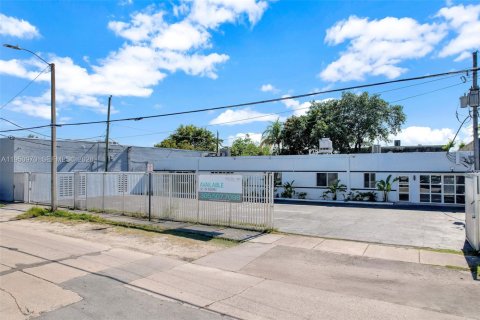 Commercial property in Miami, Florida № 2089276