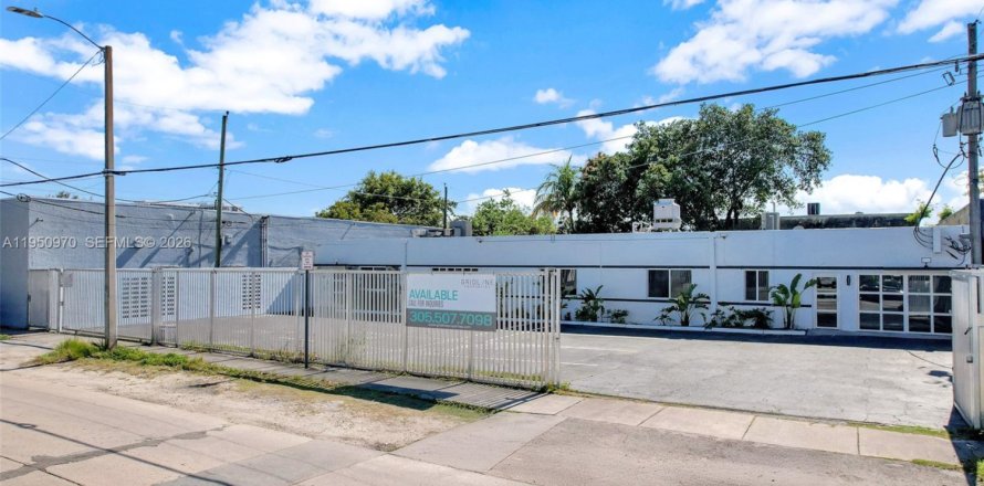 Commercial property in Miami, Florida № 2089276