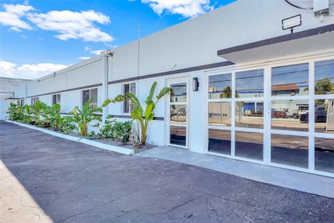 Commercial property in Miami, Florida № 2089276 - photo 5