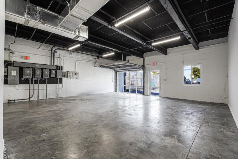 Commercial property in Miami, Florida № 2089276 - photo 3