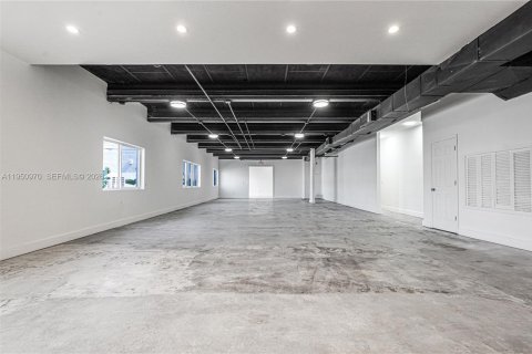 Commercial property in Miami, Florida № 2089276 - photo 4