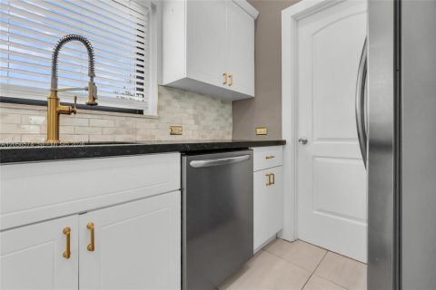 House in Fort Lauderdale, Florida 3 bedrooms, 98.76 sq.m. № 2276013 - photo 11