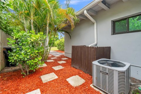 House in Fort Lauderdale, Florida 3 bedrooms, 98.76 sq.m. № 2276013 - photo 27