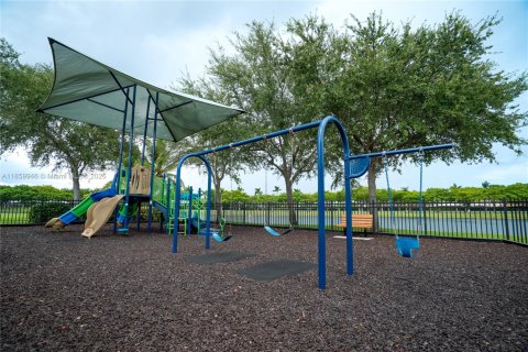 Townhouse in Cutler Bay, Florida 3 bedrooms, 141.49 sq.m. № 1890949 - photo 23