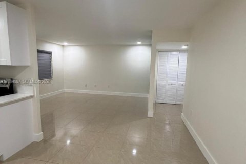 Condo in Cutler Bay, Florida, 1 bedroom № 2086401 - photo 17