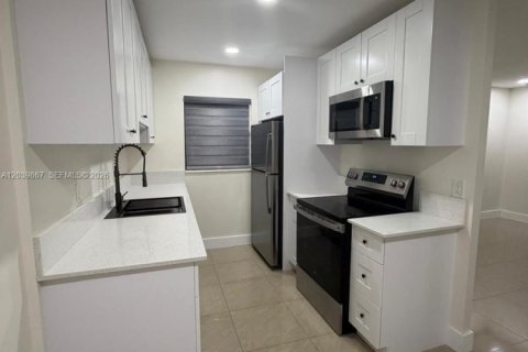 Condo in Cutler Bay, Florida, 1 bedroom № 2086401 - photo 16