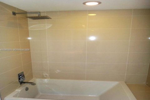 Снять в аренду кондоминиум в Майами, Флорида 1 спальня, 63.55м2, № 2055583 - фото 3