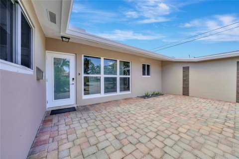 House in Oakland Park, Florida 3 bedrooms, 194.44 sq.m. № 1118255 - photo 1
