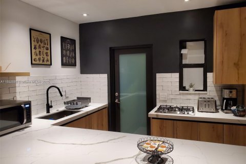 Propiedad comercial en venta en Miami, Florida, 214.14 m2 № 1859184 - foto 11