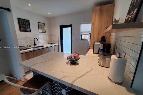 Propiedad comercial en venta en Miami, Florida, 214.14 m2 № 1859184 - foto 9