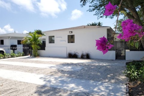Propiedad comercial en venta en Miami, Florida, 214.14 m2 № 1859184 - foto 1