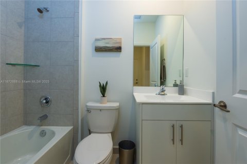 Villa ou maison à vendre à Miami, Floride: 4 chambres, 176.89 m2 № 1927963 - photo 24
