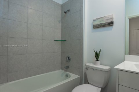 Villa ou maison à vendre à Miami, Floride: 4 chambres, 176.89 m2 № 1927963 - photo 25