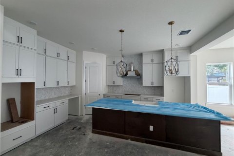 House in Tampa, Florida 5 bedrooms, 296.54 sq.m. № 2224370 - photo 8