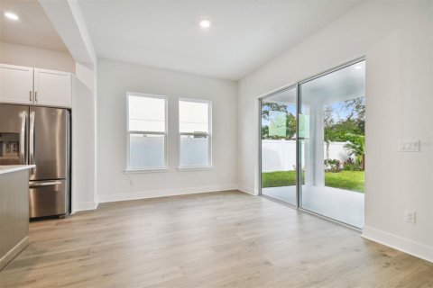 House in Tampa, Florida 5 bedrooms, 296.54 sq.m. № 2224370 - photo 23