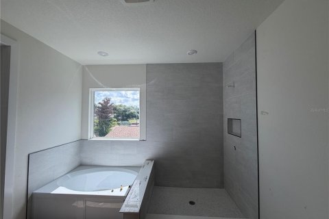 House in Tampa, Florida 5 bedrooms, 296.54 sq.m. № 2224370 - photo 16