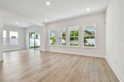House in Tampa, Florida 5 bedrooms, 296.54 sq.m. № 2224370 - photo 24