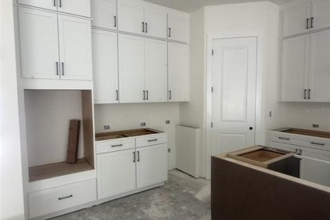 House in Tampa, Florida 5 bedrooms, 296.54 sq.m. № 2224370 - photo 9
