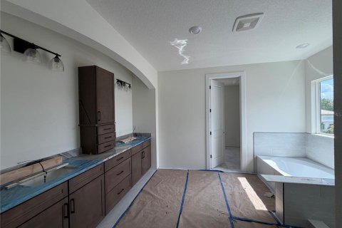 House in Tampa, Florida 5 bedrooms, 296.54 sq.m. № 2224370 - photo 17