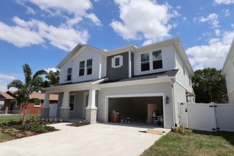 House in Tampa, Florida 5 bedrooms, 296.54 sq.m. № 2224370