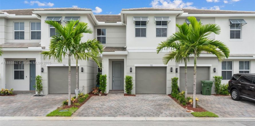 Adosado en Pembroke Pines, Florida 3 dormitorios, 190.36 m2 № 1932633