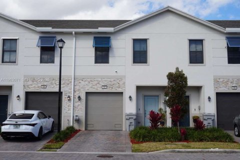 Touwnhouse à louer à Pompano Beach, Floride: 3 chambres, 148.36 m2 № 2026668 - photo 2