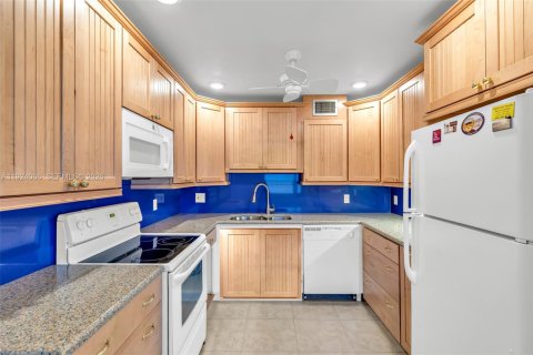Condo in Deerfield Beach, Florida, 2 bedrooms  № 1982679 - photo 11
