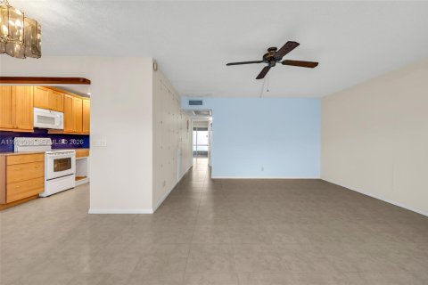Condo in Deerfield Beach, Florida, 2 bedrooms  № 1982679 - photo 7