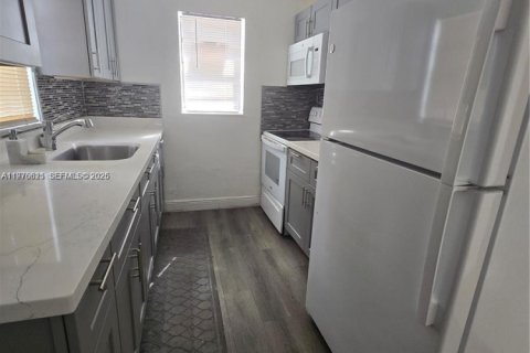 House in Fort Lauderdale, Florida 3 bedrooms, 81.75 sq.m. № 2040565 - photo 3