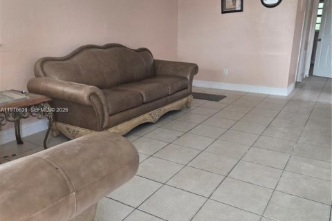 House in Fort Lauderdale, Florida 3 bedrooms, 81.75 sq.m. № 2040565 - photo 2