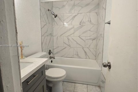 House in Fort Lauderdale, Florida 3 bedrooms, 81.75 sq.m. № 2040565 - photo 8