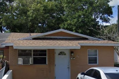 House in Fort Lauderdale, Florida 3 bedrooms, 81.75 sq.m. № 2040565
