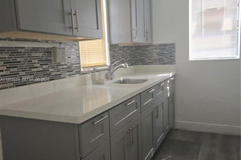 House in Fort Lauderdale, Florida 3 bedrooms, 81.75 sq.m. № 2040565 - photo 5