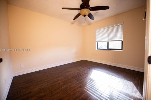 House in Sunrise, Florida 4 bedrooms, 175.21 sq.m. № 1999895 - photo 13