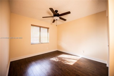 House in Sunrise, Florida 4 bedrooms, 175.21 sq.m. № 1999895 - photo 12