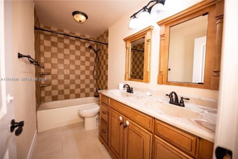 House in Sunrise, Florida 4 bedrooms, 175.21 sq.m. № 1999895 - photo 11