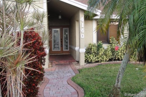 House in Sunrise, Florida 4 bedrooms, 175.21 sq.m. № 1999895 - photo 15