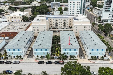 Снять в аренду таунхаус в Сент-Питерсберг, Флорида 6 комнат, 165.27м2, № 1845121 - фото 1