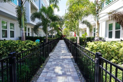 Снять в аренду таунхаус в Сент-Питерсберг, Флорида 6 комнат, 165.27м2, № 1845121 - фото 4