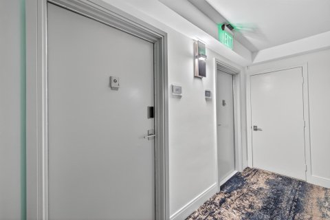 Condo in Pompano Beach, Florida, 2 bedrooms  № 2177346 - photo 9