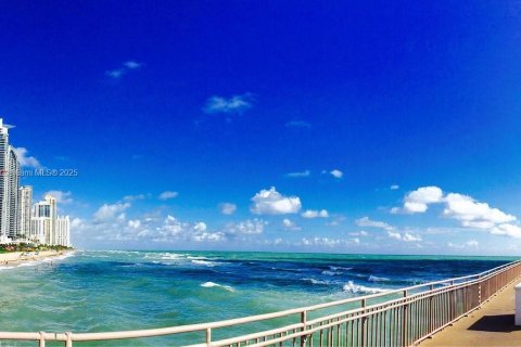 Condominio en venta en Sunny Isles Beach, Florida, 2 dormitorios, 68.75 m2 № 2012335 - foto 21