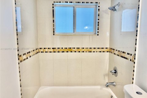 Condominio en alquiler en Fort Lauderdale, Florida, 3 dormitorios, 111.11 m2 № 2025396 - foto 22