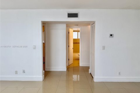 Condominio en alquiler en Fort Lauderdale, Florida, 3 dormitorios, 111.11 m2 № 2025396 - foto 12