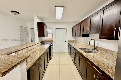 Condominio en alquiler en Fort Lauderdale, Florida, 3 dormitorios, 111.11 m2 № 2025396 - foto 2