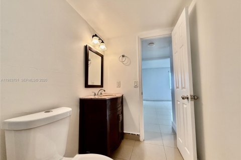 Condominio en alquiler en Fort Lauderdale, Florida, 3 dormitorios, 111.11 m2 № 2025396 - foto 20