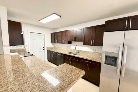 Кондоминиум с 3 спальнями в Форт-Лодердейл, Флорида № 2025396