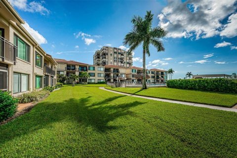 Condo in Saint Petersburg, Florida, 2 bedrooms  № 1114104 - photo 2
