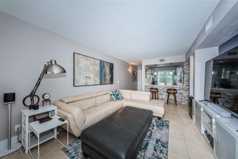 Condo in Saint Petersburg, Florida, 2 bedrooms  № 1114104 - photo 11