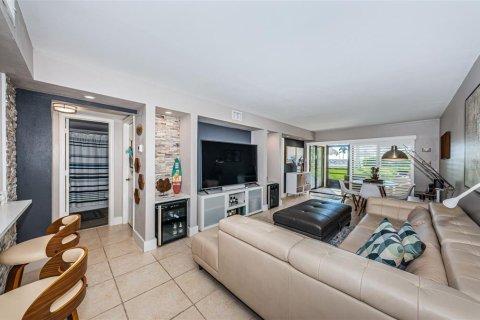 Condo in Saint Petersburg, Florida, 2 bedrooms  № 1114104 - photo 9